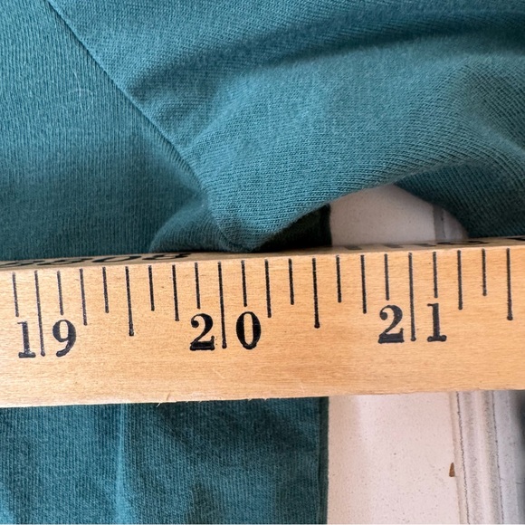 Vineyard Vines T-shirt Men’s Medium‎ long Sleeve holiday Spirits Holly - Picture 3 of 9